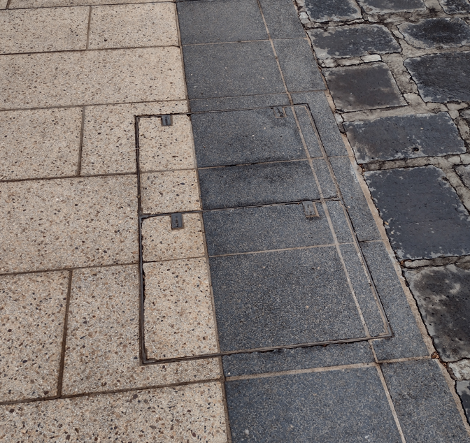 Camouflaged manhole cover